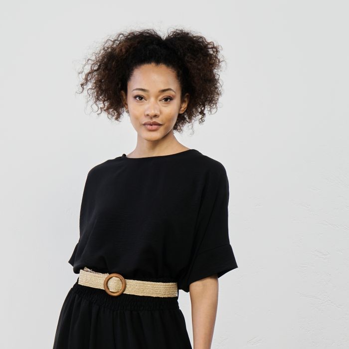 Top nero morbido con maniche corte