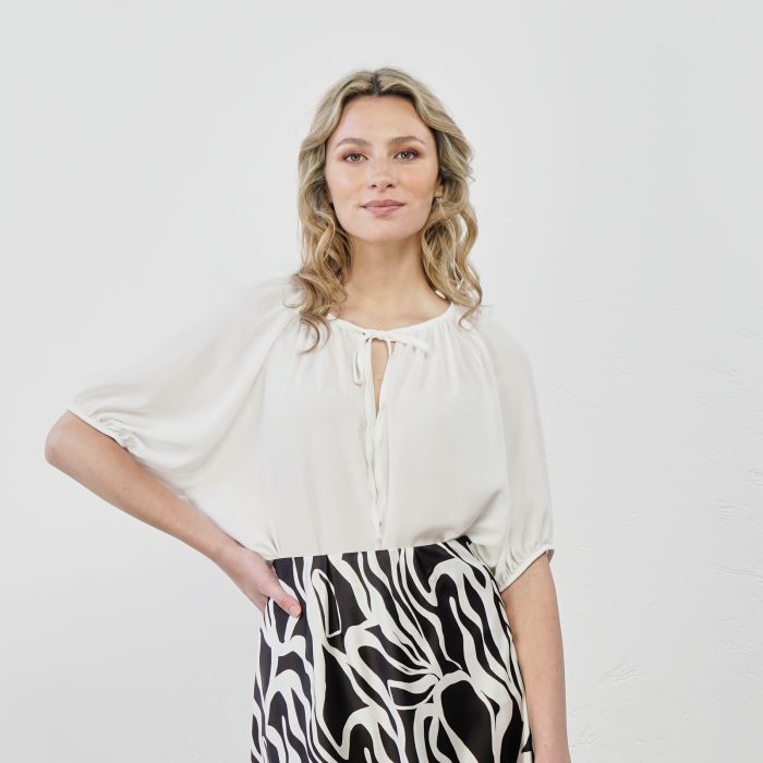 Blusa bianca con maniche a sbuffo