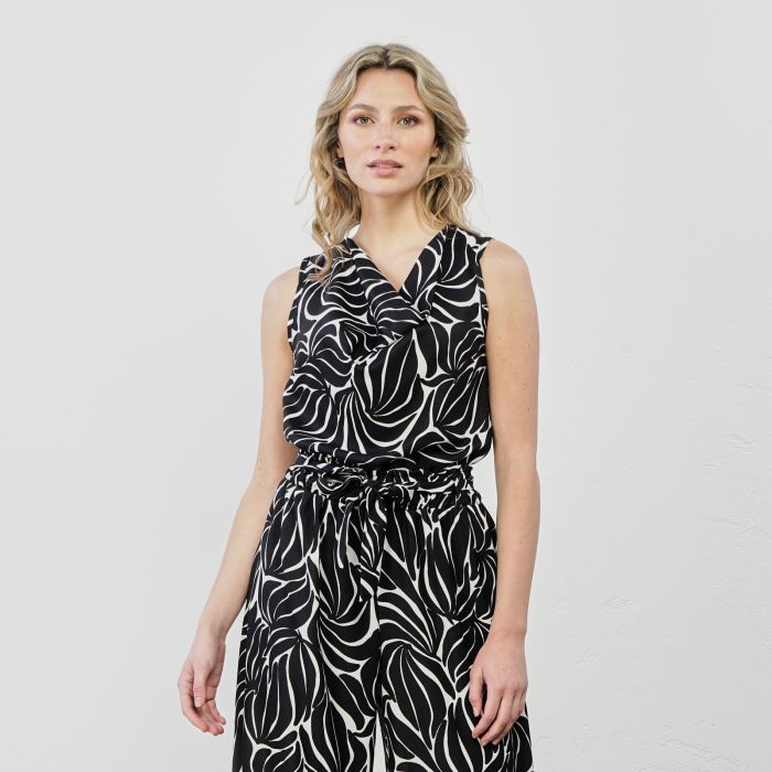 Top smanicato nero con stampa floreale