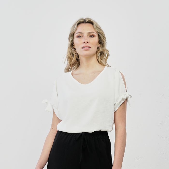 Top bianco con maniche corte con perle