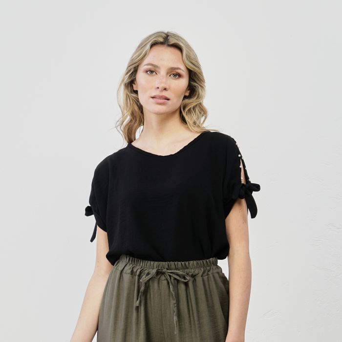 Top nero con maniche corte con perle