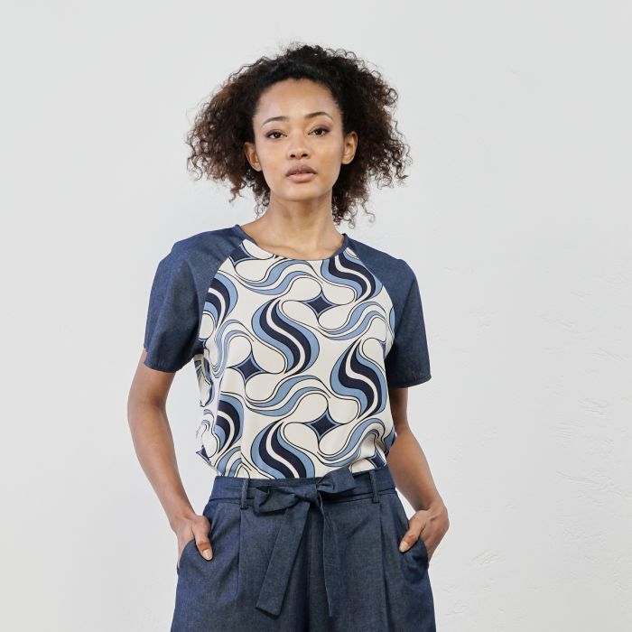 T-shirt blu con maniche corte in stampa optical