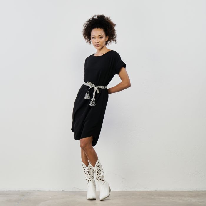 Abito nero corto con fusciacca in vita