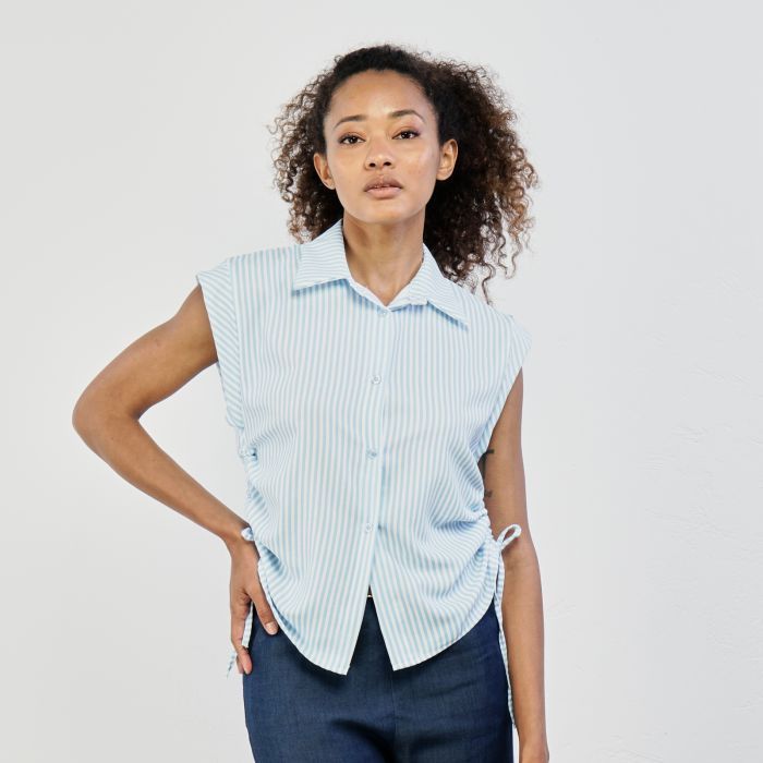Camicia azzurra a righe senza maniche con coulisse laterale