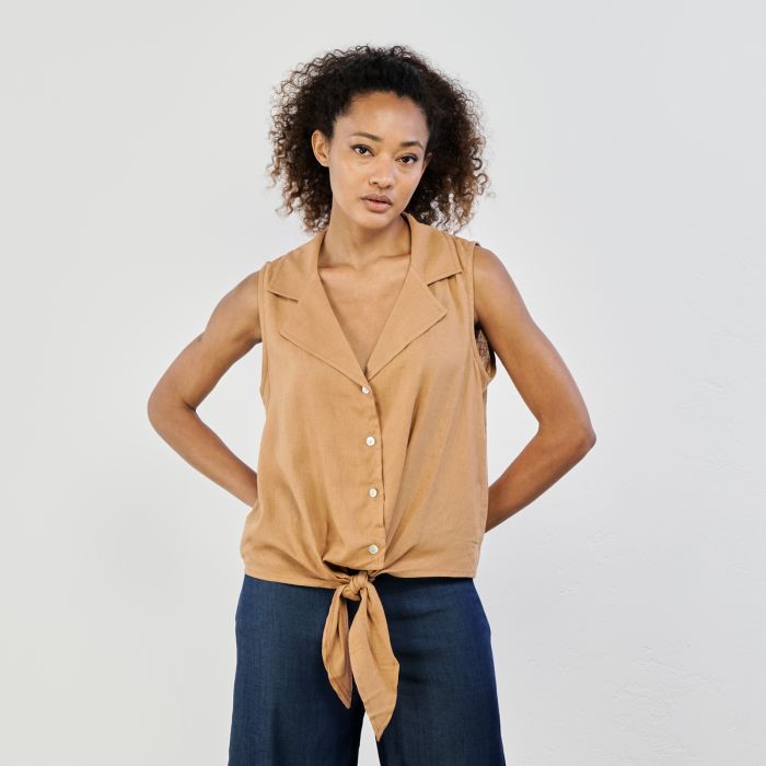 Gilet marrone con bottoncini e nodo