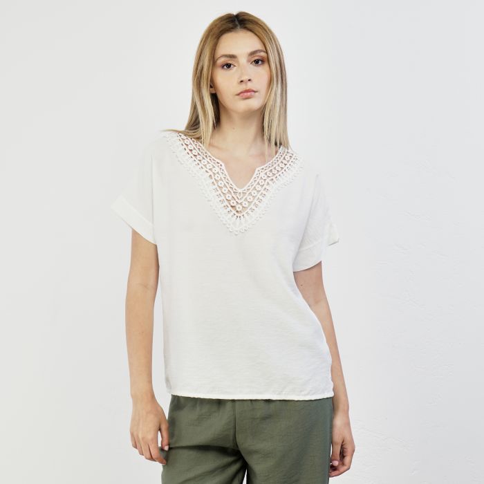 T-shirt bianca mezze maniche con scollo ricamato