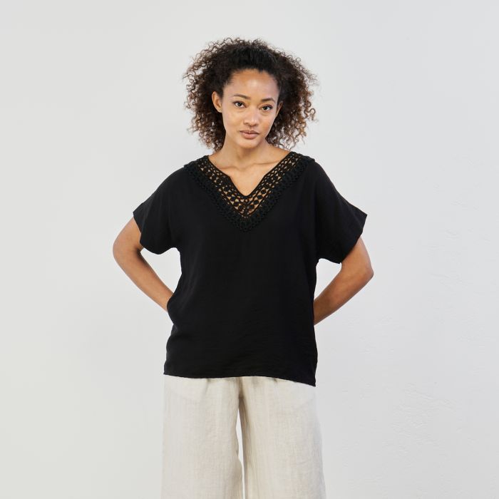 T-shirt nera mezze maniche con scollo ricamato