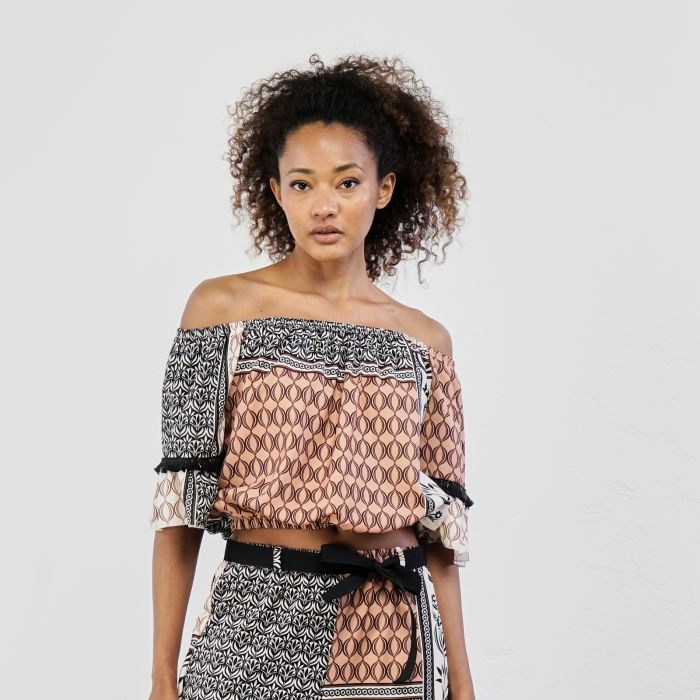 Top marrone e nero stampa geometrica con spalle scoperte