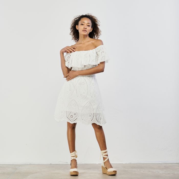 Abito bianco corto in tessuto sangallo senza maniche