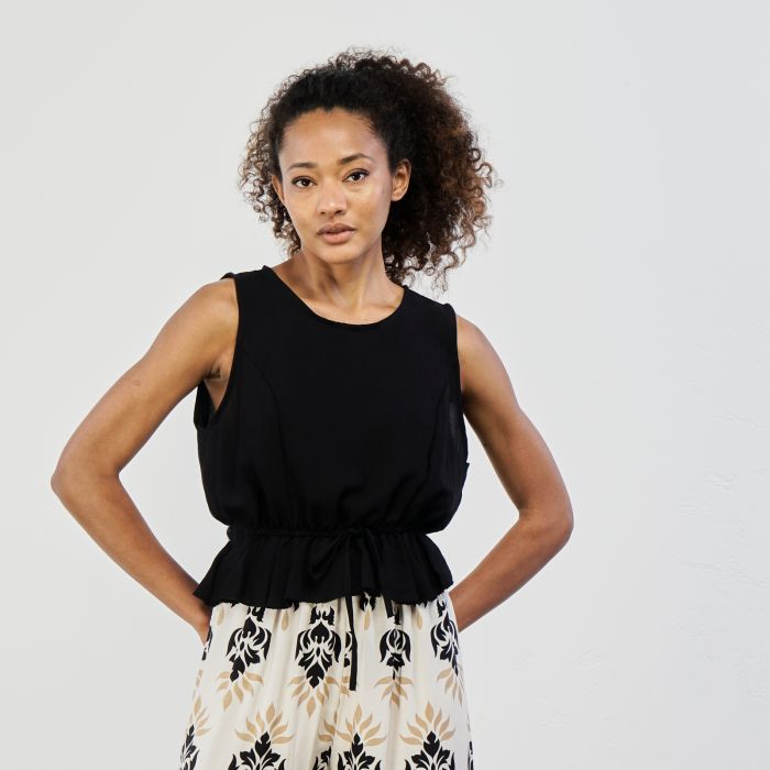 Top nero smanicato con coulisse