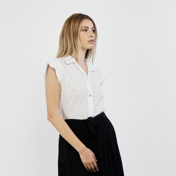 Camicia bianca in tessuto sangallo con bottoncini