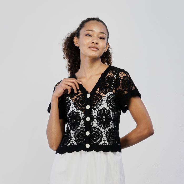 Top nero manica corta con bottoncini