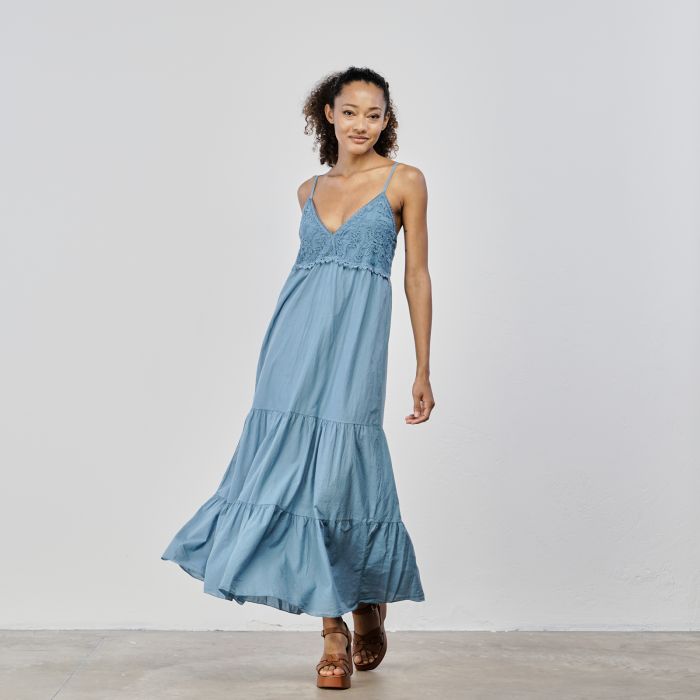 Vestito azzurro lungo senza maniche con inserto ricamato