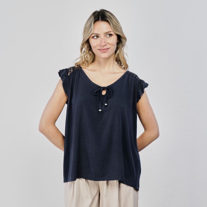 Top blu con maniche corte con volant