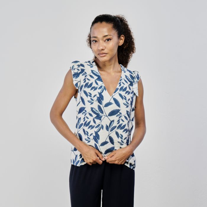 Top bianco con scollo con volant e stampa floreale