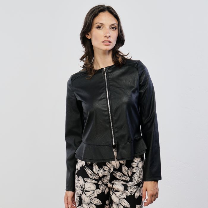 Giacca in ecopelle nera con balze