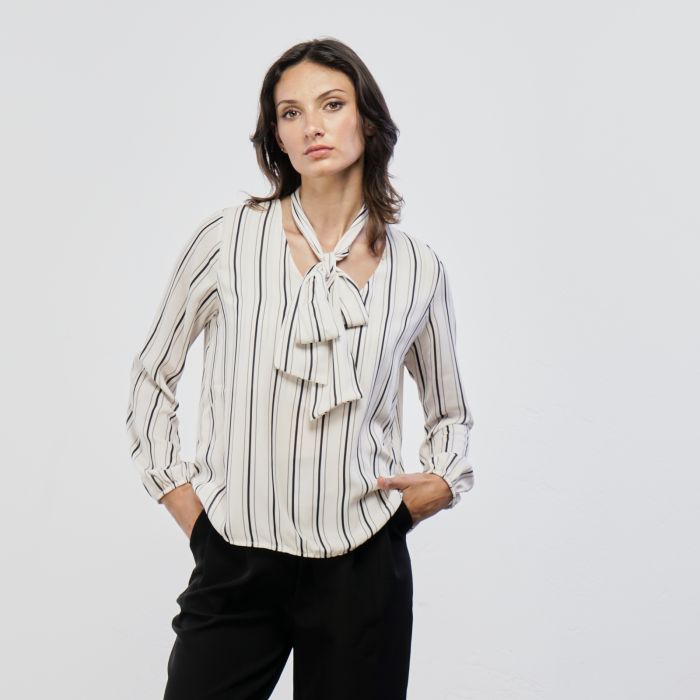 Blusa bianca a righe con fiocco