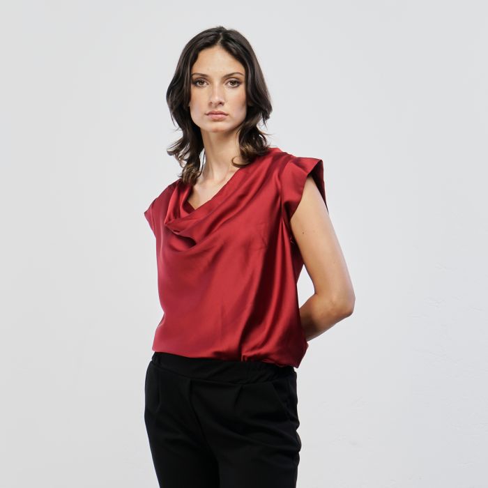 Top rosso con drappeggio