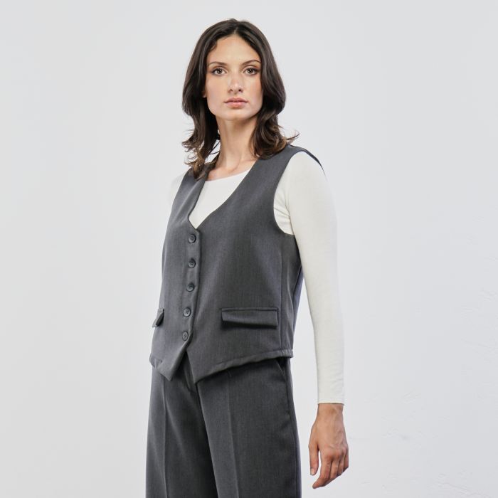 Gilet grigio con bottoni