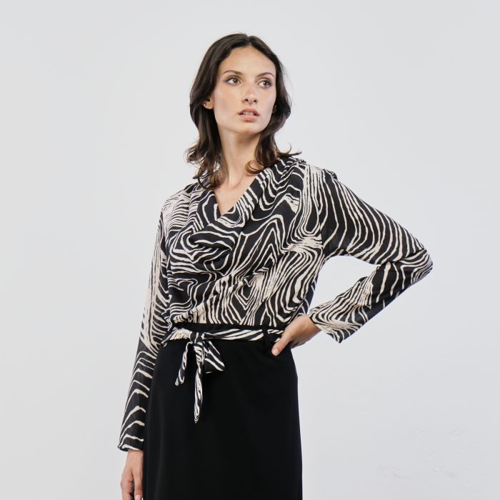 Blusa bianca e nera con scollo drappeggiato e fantasia animalier