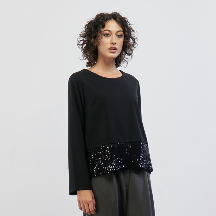 Maglia nera ampia con inserto in paiettes