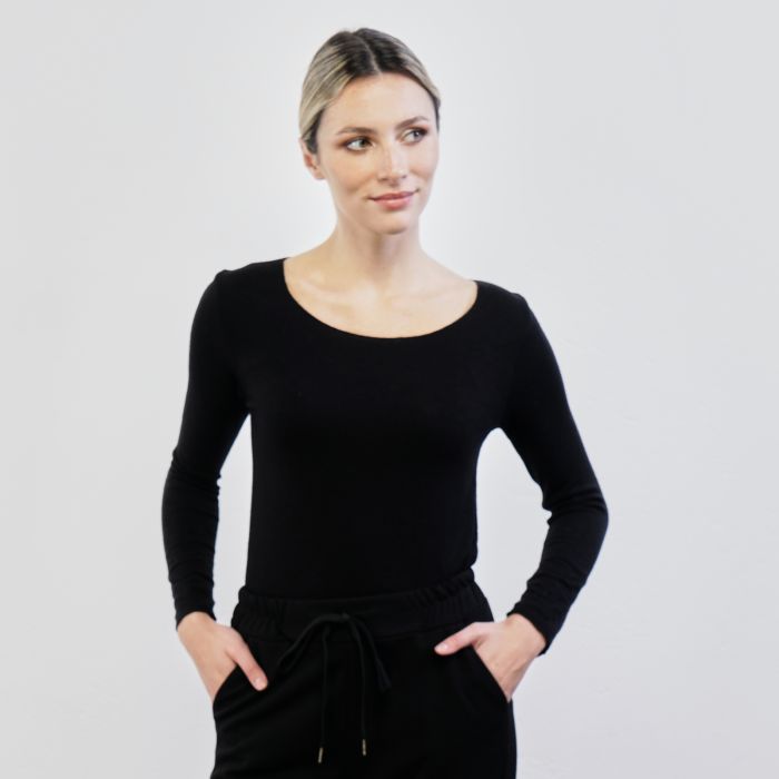 Maglia nera con scollo tondo