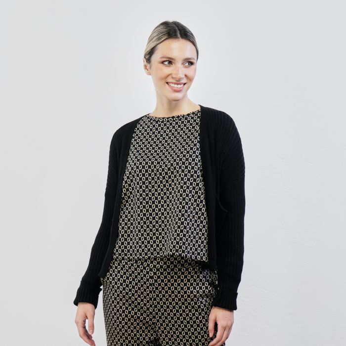 Cardigan nero in tessuto a costine con tasche