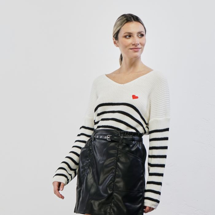 Maglione bianco a righe con dettaglio cuore