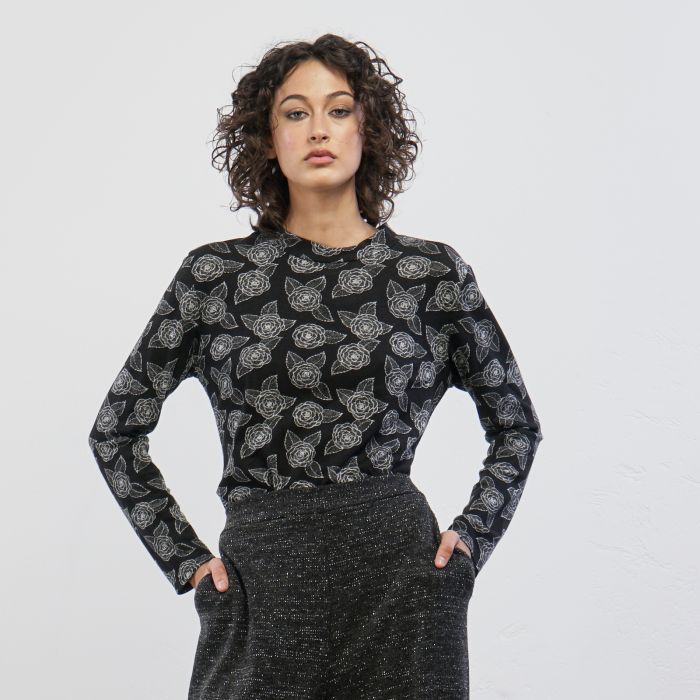 Maglia nera con ricami floreali