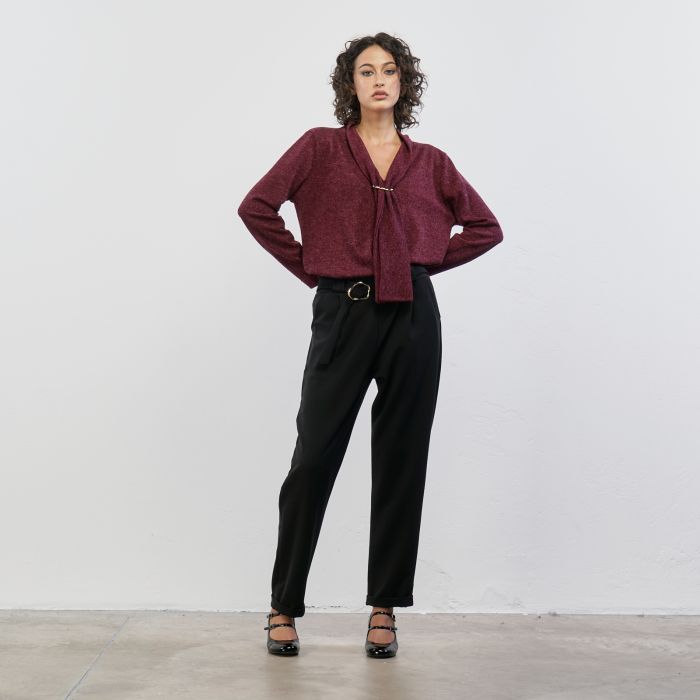 Pantaloni neri con risvolti e fusciacca con anello