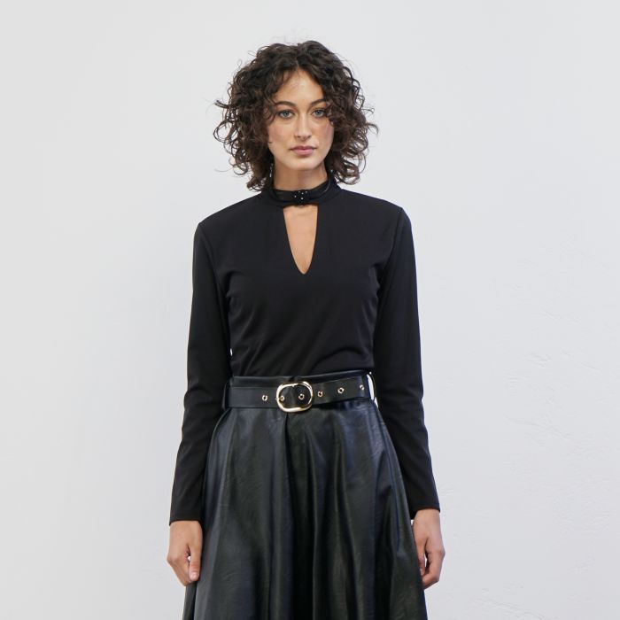 Maglia nera con dettaglio nodo