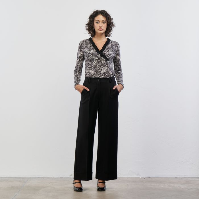 Pantaloni lunghi neri con tasche e risvolti