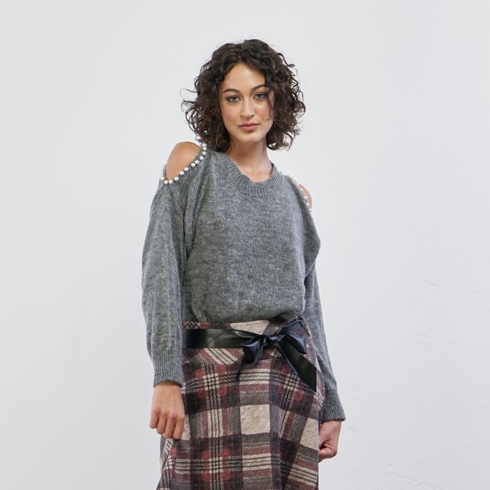 Maglione grigio con spalle scoperte e dettaglio perle