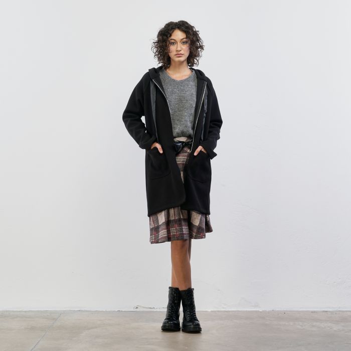 Cappotto nero in tessuto con cappuccio, tasche e zip