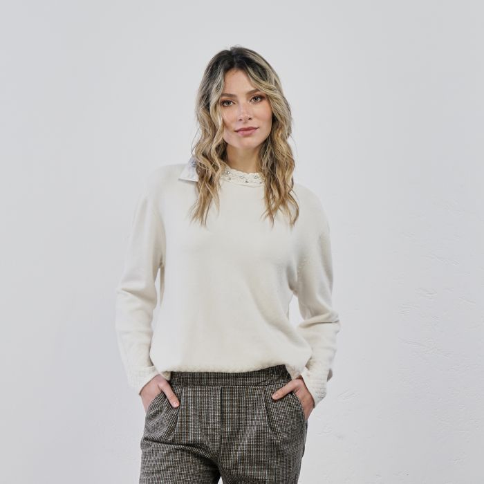 Maglia bianca modello lupetto con collo con strass