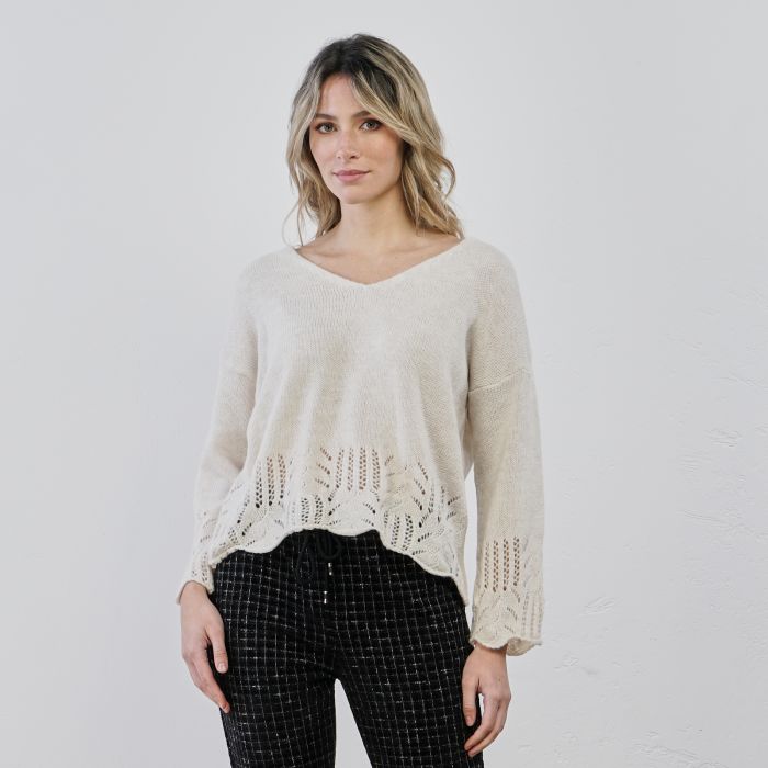 Maglioncino bianco con laserature e orlo irregolare