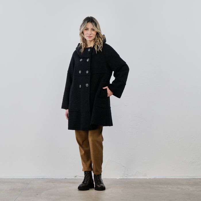 Cappotto nero scampanato con doppio petto e cappuccio