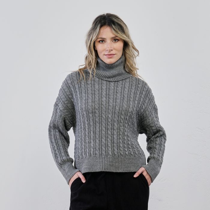 Maglione grigio dolcevita con trecce