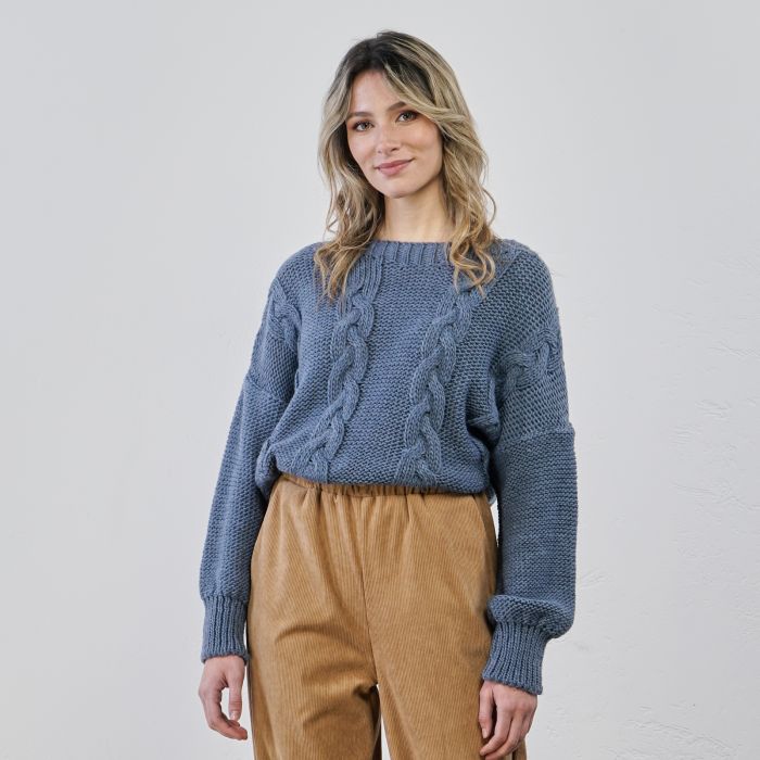 Maglione azzurro con trecce