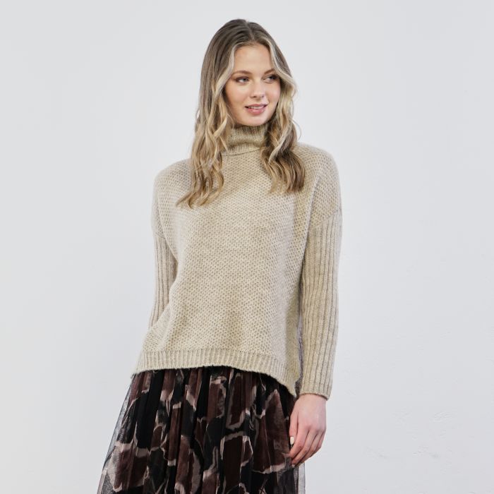 Dolcevita beige con collo morbido