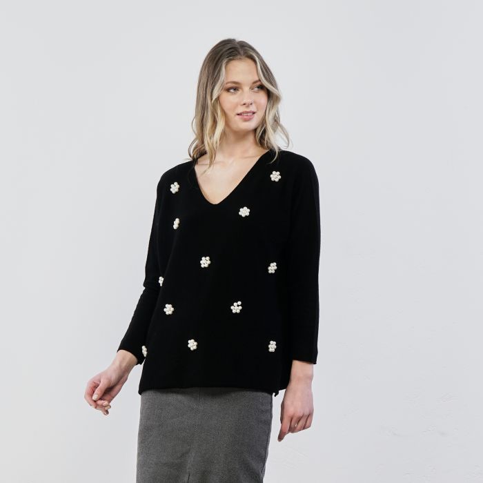 Maglioncino nero con perle a forma di fiore