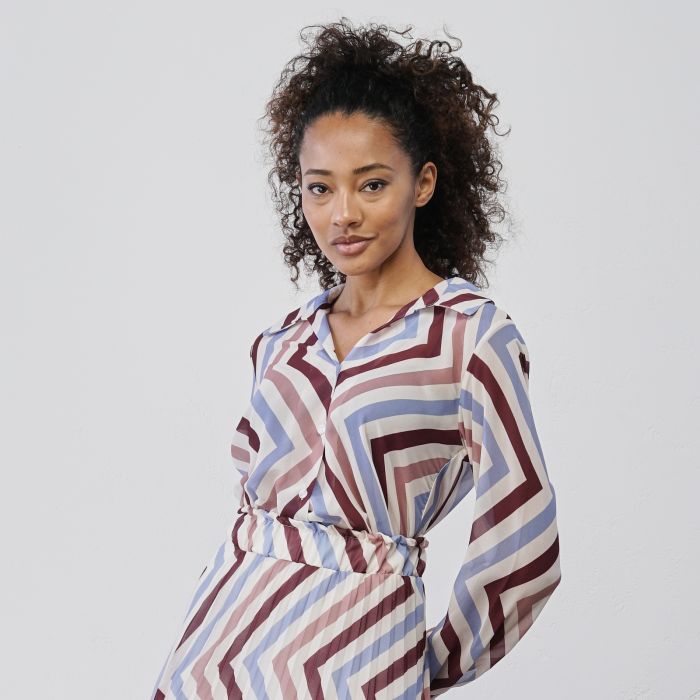 Blusa azzurra e rosa da donna in fantasia geometrica