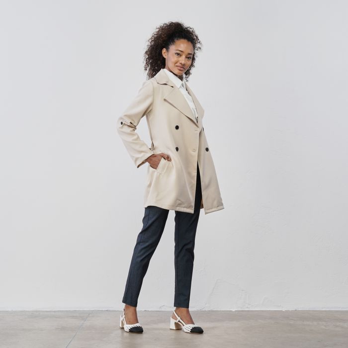 Trench beige da donna con tasche