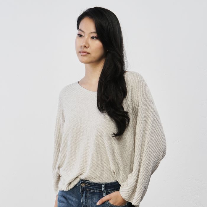 Maglioncino leggero beige da donna con maniche ampie