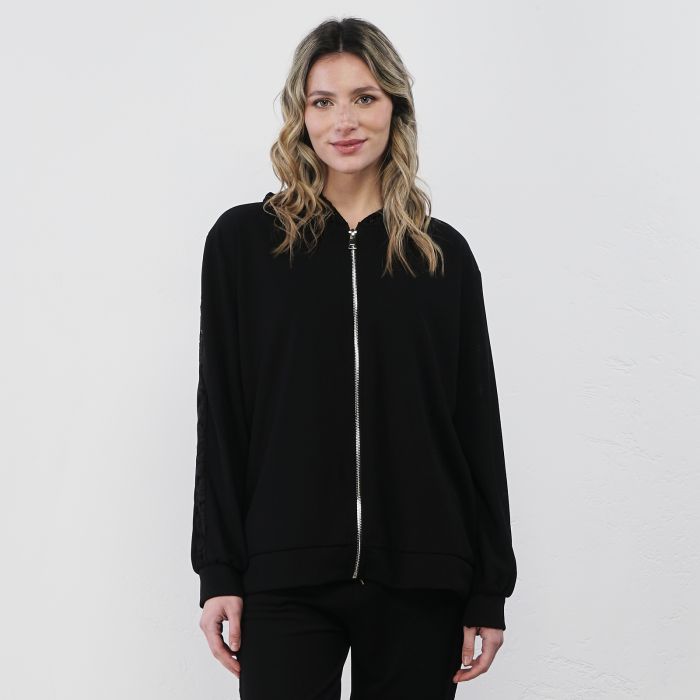 Felpa nera da donna con cappuccio e dettaglio maniche effetto pizzo