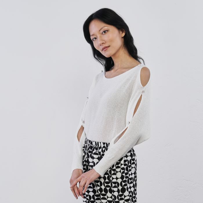 Maglioncino bianco da donna con aperture laterali e bottoni gioiello