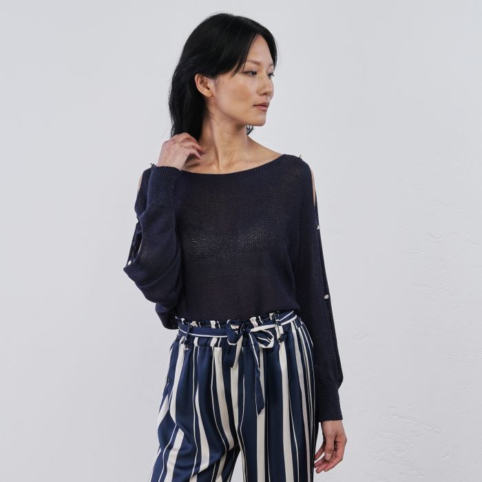 Maglioncino blu da donna con aperture laterali e bottoni gioiello