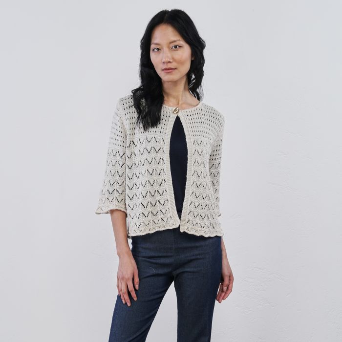 Cardigan corto beige traforato da donna con bottone gioiello