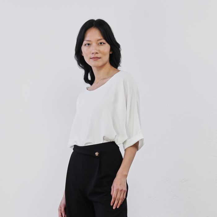 Blusa bianca morbida da donna con dettaglio scollo laminato