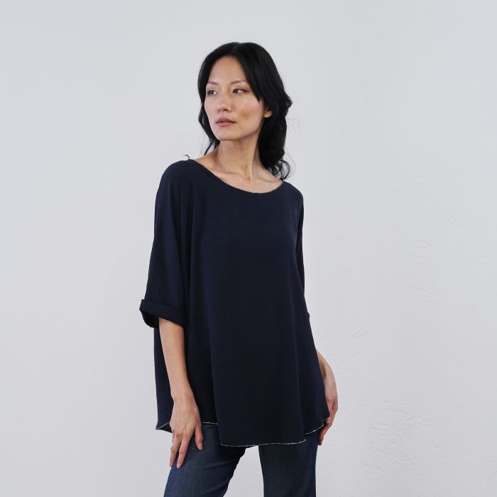 Blusa blu morbida da donna con dettaglio scollo laminato